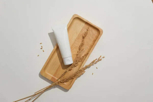 Plastic Tube Rice Placed Rectangular Wooden Tray White Background Rice — Stock Photo, Image
