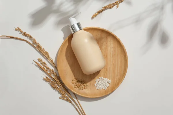 Bottle Unbranded Shower Gel White Rice Displayed Wooden Tray Minimalist — Stock Photo, Image