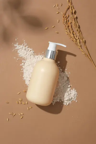 展示了一种带有喷头的淋浴液瓶 自然化妆品的调味 用于广告的创意空间 — 图库照片