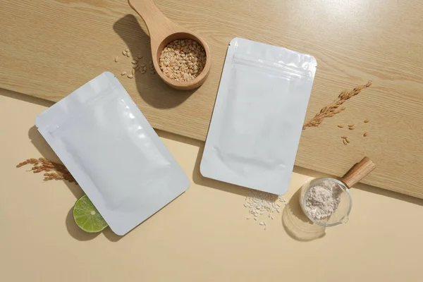 两张没有品牌的口罩薄片陈列在一张有米糠的桌子上 米糠含有Gamma Oryzanol 具有比维生素E好4倍的美肤效果 — 图库照片