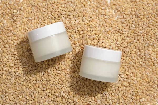 Kosmetikgläser Mit Leerem Etikett Auf Einem Haufen Weizensamen Platziert Flache — Stockfoto