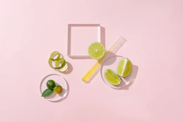 ガラスプラットフォーム ペトリ皿 テストチューブ 新鮮なレモンとクムカットは 明るいピンクの背景に際立っています レモンエキスで天然化粧品を展示するスペース — ストック写真