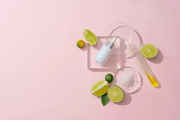 未分類の血清瓶 新鮮なレモン ガラス製品がパステルバックに表示されます 化粧品広告のためのクリエイティブスペース ビーガン化粧品コンセプト — ストック写真