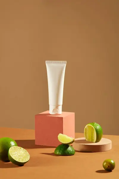 未分類の化粧チューブは 新鮮なレモンが付いたピンクのプラットフォームに表示されます ミニマリストブラウンの背景 天然素材の製品を展示するための洗練された空間 — ストック写真