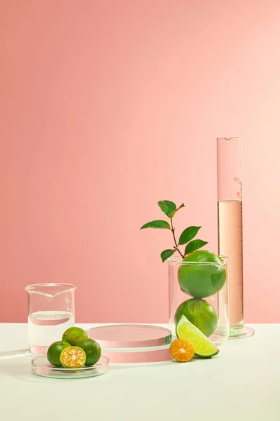 Limoni Freschi Bicchieri Disposti Una Tavola Bianca Sfondo Rosa Creano — Foto Stock
