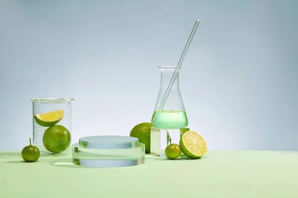 实验室的烧杯 艾伦迈耶烧瓶 玻璃棒 玻璃板和新鲜柠檬在新鲜的蓝色背景下脱颖而出 展示理想空间的产品 — 图库照片