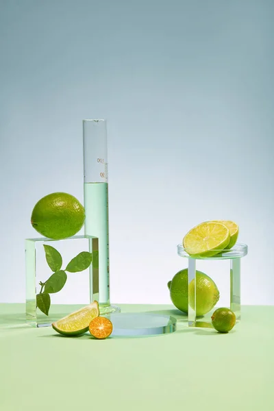 科学主题展示与实验室设备 一个烧杯 玻璃盆栽 培养皿和新鲜柠檬在淡蓝色背景 自然化妆品广告空间 — 图库照片