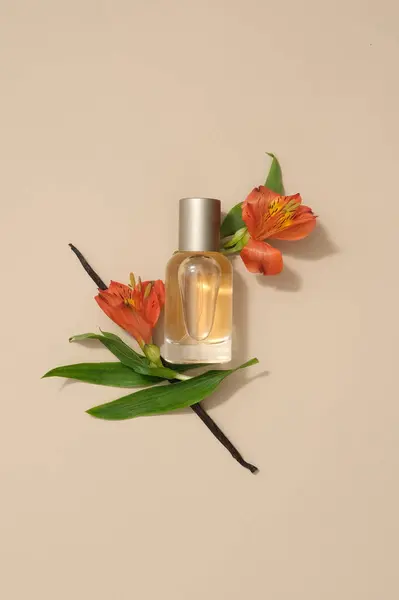 Minimalna Scena Reklamy Kosmetyków Lub Perfum Beżowym Tle Butelka Szklana — Zdjęcie stockowe