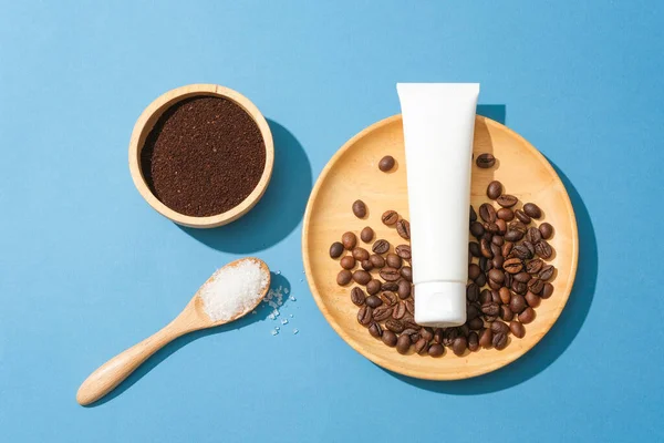 Omärkt Plasttub Och Kaffebönor Träplatta Kaffepulver Träskål Och Sked Socker — Stockfoto