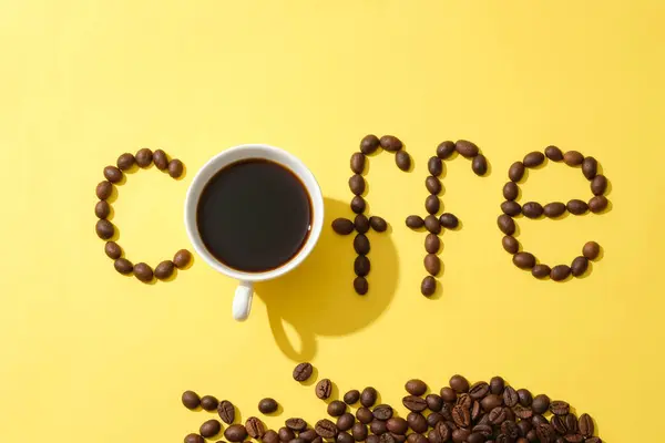 Grãos Café São Organizados Palavra Coffe Com Uma Xícara Café — Fotografia de Stock