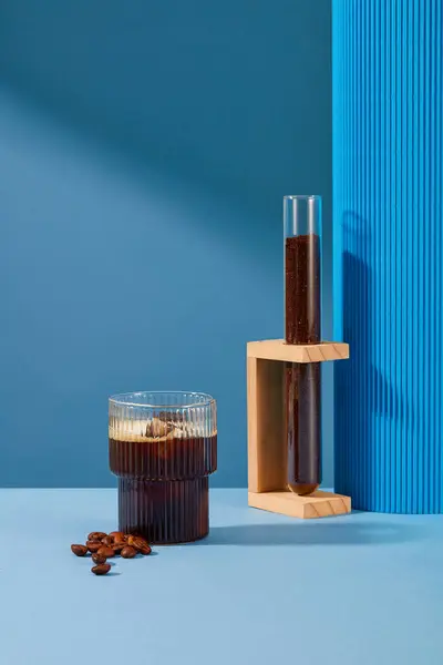 Kaffeepulver Reagenzglas Eine Tasse Schwarzen Kaffee Und Kaffeebohnen Auf Blauem — Stockfoto