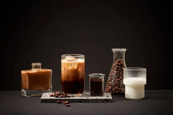 制作牛奶咖啡的配料显示在黑色的背景上 长期饮用含咖啡因咖啡可以降低患糖尿病和糖尿病的风险 — 图库照片
