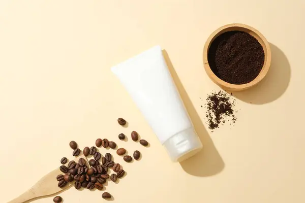 咖啡粉包含在一个木制碗 咖啡豆和一个未贴上标签的化妆品管的粉刷粉底 咖啡具有使皮肤发亮和防止晒黑的作用 — 图库照片