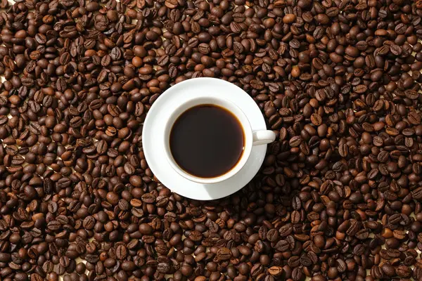 Cup Black Coffee Stands Out Background Coffee Beans Coffee Has — Stock Photo, Image