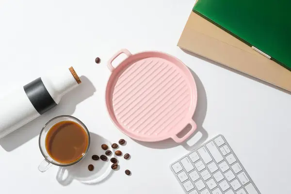 Een Kopje Koffie Een Roze Keramische Schaal Een Toetsenbord Koffiebonen — Stockfoto