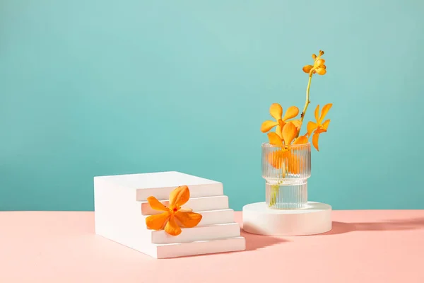 Färsk Blomkvist Placeras Glaskopp Ett Vitt Podium Orange Blomma Terrasserad — Stockfoto