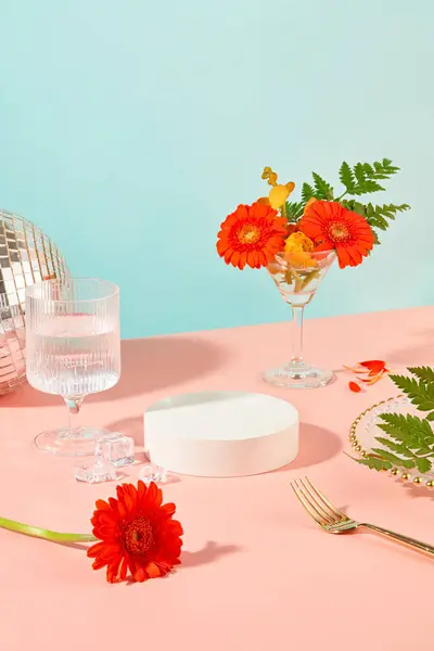 Gerbera Flowers Fern Leaves Arranged Cocktail Glass Water Glass Metal — Stock Photo, Image