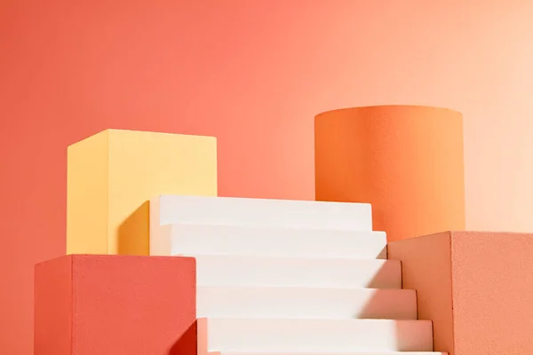 Beyaz Bir Merdivenle Düzenlenmiş Farklı Şekil Renklerde Renkli Bir Podyum — Stok fotoğraf