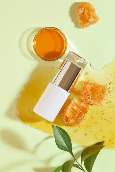 一些蜂蜡展示与培养皿蜂蜜和一个没有标签的瓶子 蜂蜜富含抗氧化剂 对皮肤有益 可以滋养和保湿 — 图库照片