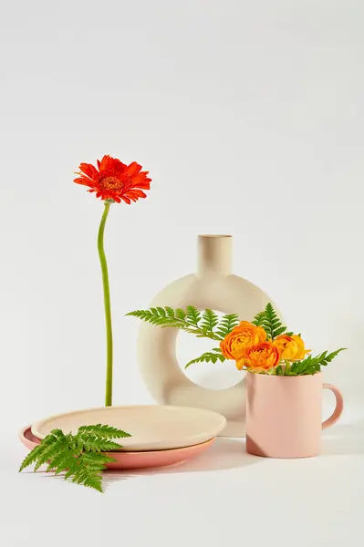 Hrnec Čerstvé Květiny Zelené Listy Jsou Harmonicky Uspořádány Minimalistickém Bílém — Stock fotografie