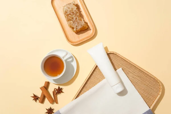 没有品牌的管子展示与一杯茶和木制的蜂蜡盘 生蜜含有许多重要的抗氧化剂 星形茴香和肉桂 — 图库照片