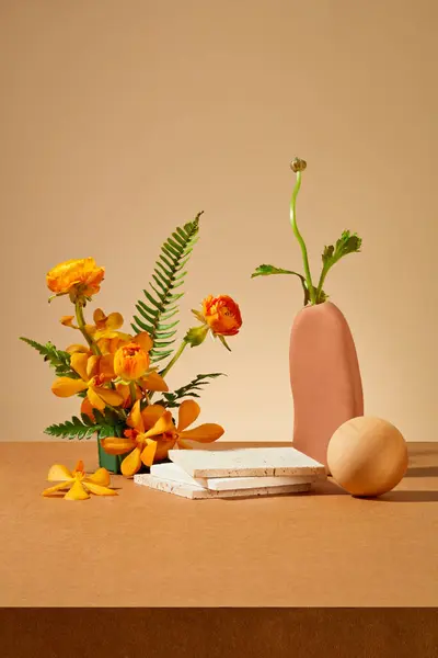 Ausstellungsplattform Frische Blumen Vase Und Holzkugel Auf Braunem Tisch Idealer — Stockfoto