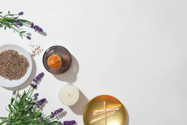 Getrocknete Lavendelblüten Sind Einem Keramikteller Enthalten Ein Glas Mit Diffusen — Stockfoto