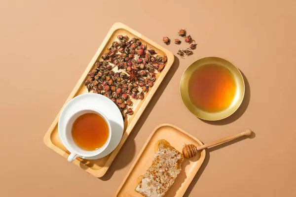 ドライフラワー ドリッピング蜂蜜を含む紅茶と蜂蜜のカップは2つの皿に分かれています 蜂蜜で満たされたゴールデンディッシュ 蜂蜜はおいしい より健康的な砂糖の代替品です — ストック写真