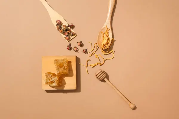 Wosk Pszczeli Umieszczony Podium Kształcie Kwadratu Ozdobiony Suszonymi Kwiatami Kordycepsami — Zdjęcie stockowe
