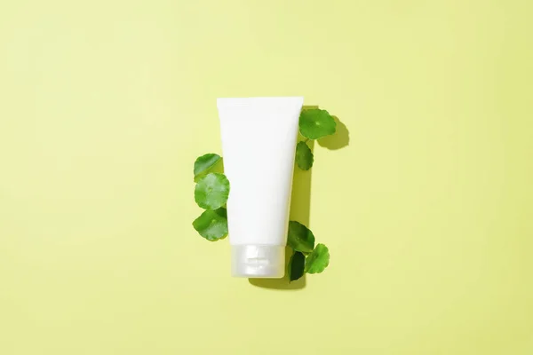 Een Cosmetische Buis Bezaaid Met Groene Kleur Van Pennywort Bladeren — Stockfoto