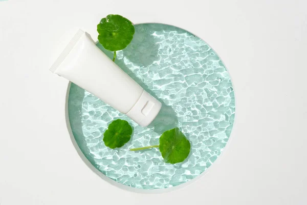 Glass Platform Features Cosmetic Tube Pennywort Leaves Creating Ripple Effect — Stock Photo, Image