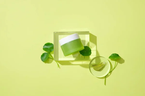 Słoik Niemarkowych Kosmetyków Jest Wyświetlany Szklanej Platformie Świeżymi Liśćmi Dziurawca — Zdjęcie stockowe