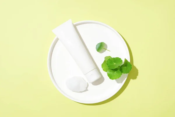 Unlabeled Cosmetic Tube Fresh Pennywort Leaves Displayed White Ceramic Plate — Stock Photo, Image