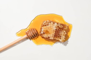 Balmumu, bal ve bal çiselemesi beyaz arka planda sergilenir. Balmumu, sağlığa yararlı pek çok kimyasal madde içerir..