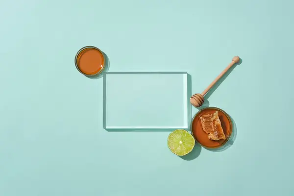 在框架的中心放置一个玻璃平台 旁边是一个蜜蜂的脸在培养皿和新鲜柠檬 空讲台上的产品展示 广告的绿色背景 — 图库照片