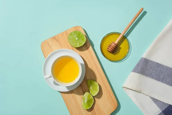 木製のトレイでは レモンと蜂蜜を特徴とするお茶のカップがデザインのための空白のキャンバスを提供します 蜂蜜茶の健康上の利点を受け入れ 全体的な幸福を高める — ストック写真