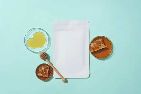 Honig Wird Petrischalen Einem Honignebel Und Einem Maskentuch Auf Blauem — Stockfoto