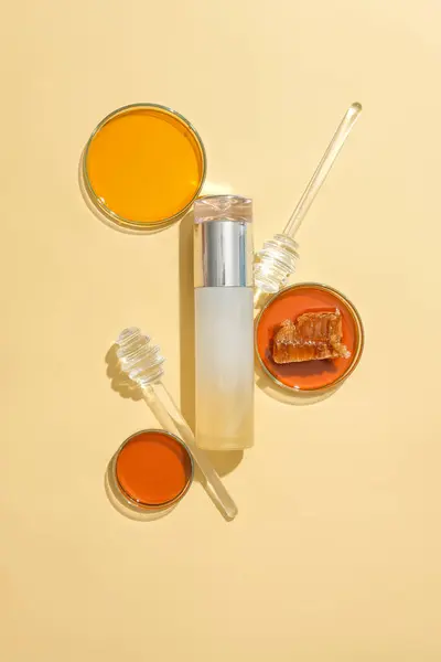 Bal Petri Kabında Iki Bal Damlası Etiketsiz Bir Kozmetik Şişesinde — Stok fotoğraf