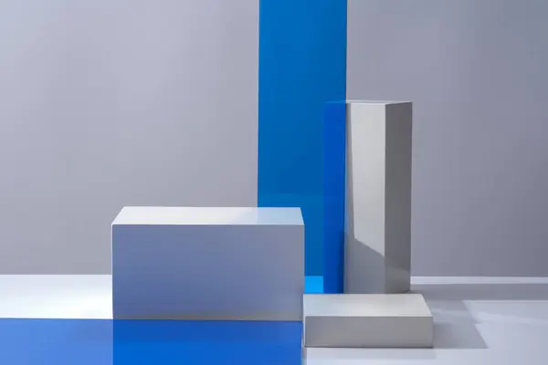 Hafif Zemin Üzerine Dekore Edilmiş Silindir Beyaz Podyumlar Mavi Akrilik — Stok fotoğraf