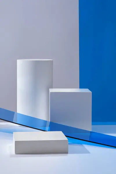 化粧品 ビジネスブランディング 製品プレゼンテーションのための空のスペースを備えた最小限のアート背景 明るい背景に対して 青いアクリルシートで装飾されたシリンダー白い表彰台 — ストック写真