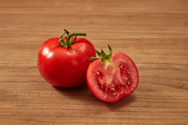 Framifrån Mogen Färsk Tomat Och Halvor Tomat Träbord Tomaternas Näringssammansättning — Stockfoto