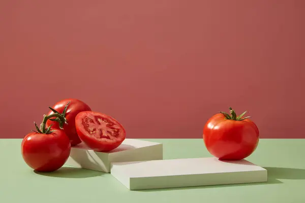 Cilindro Podios Blancos Decorados Con Tomates Frescos Maduros Sobre Fondo — Foto de Stock