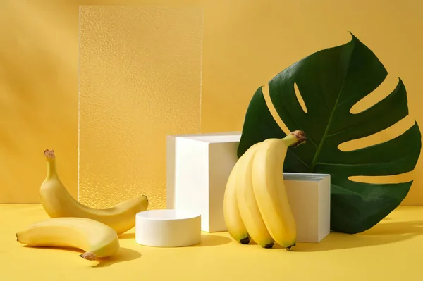 Fondo Giallo Pubblicità Prodotto Cosmetico Ingrediente Banana Con Podi Bianchi — Foto Stock