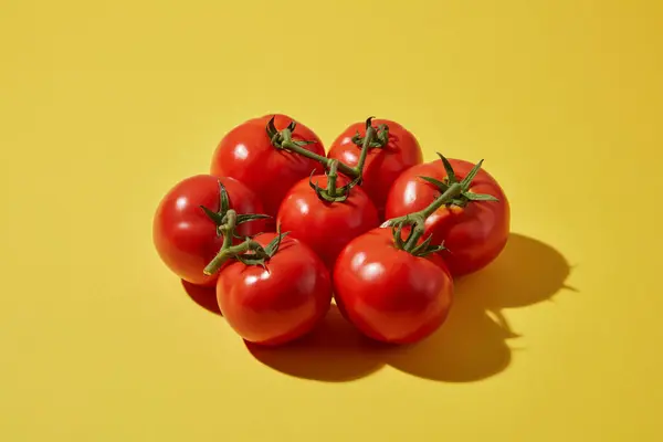Mot Gul Bakgrund Mogna Färska Tomater Dekorerade Tomater Innehåller Mycket — Stockfoto