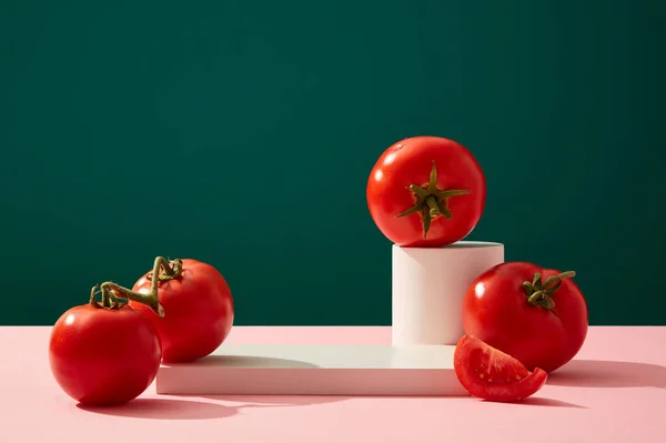 Escena Para Anuncio Producto Con Concepto Simple Tomates Rojos Maduros Imagen De Stock