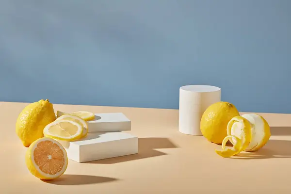 Pódios Cilindro Branco Para Exibir Produto Cosmético Extrato Limão Limão — Fotografia de Stock