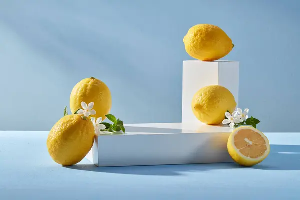 Beyaz Boş Podyumlar Limonlar Mavi Arka Planda Beyaz Çiçeklerle Birlikte — Stok fotoğraf