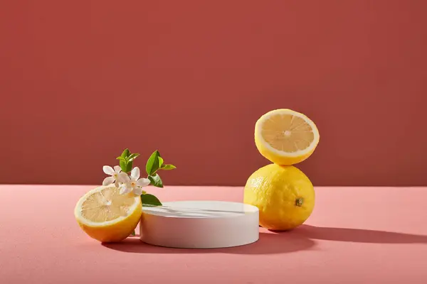 Beyaz Yuvarlak Boş Bir Podyum Pembe Arka Planda Taze Limon — Stok fotoğraf