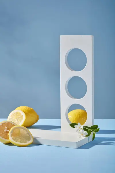 Podio Blanco Vacío Para Producto Exhibición Rodajas Limón Fresco Cilindro — Foto de Stock