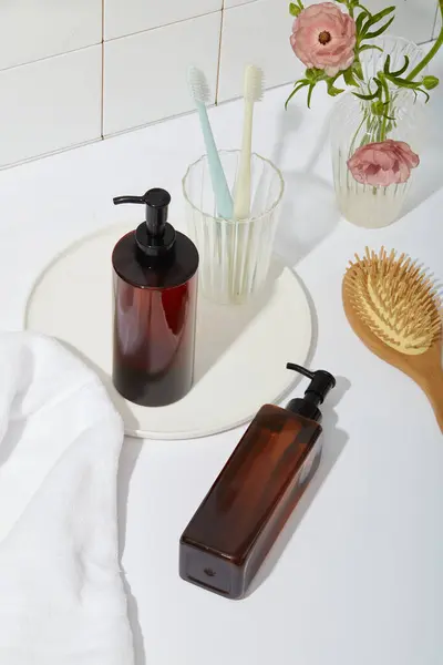 Set Amber Hair Care Bottles Unlabeled Toothbrushes Tray Wooden Brush — Stock Photo, Image